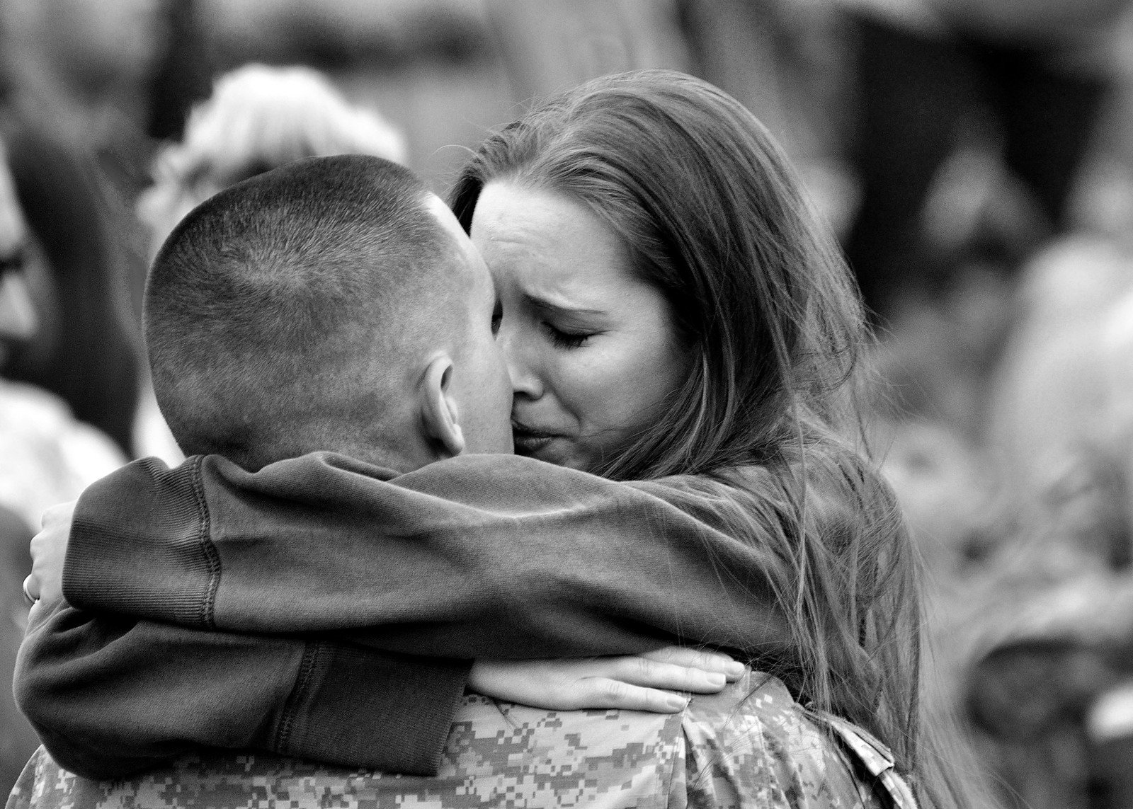 Дети скучают по мужу. Трогательные объятия. Солдат обнимает. Объятия после разлуки. Объятия родных.