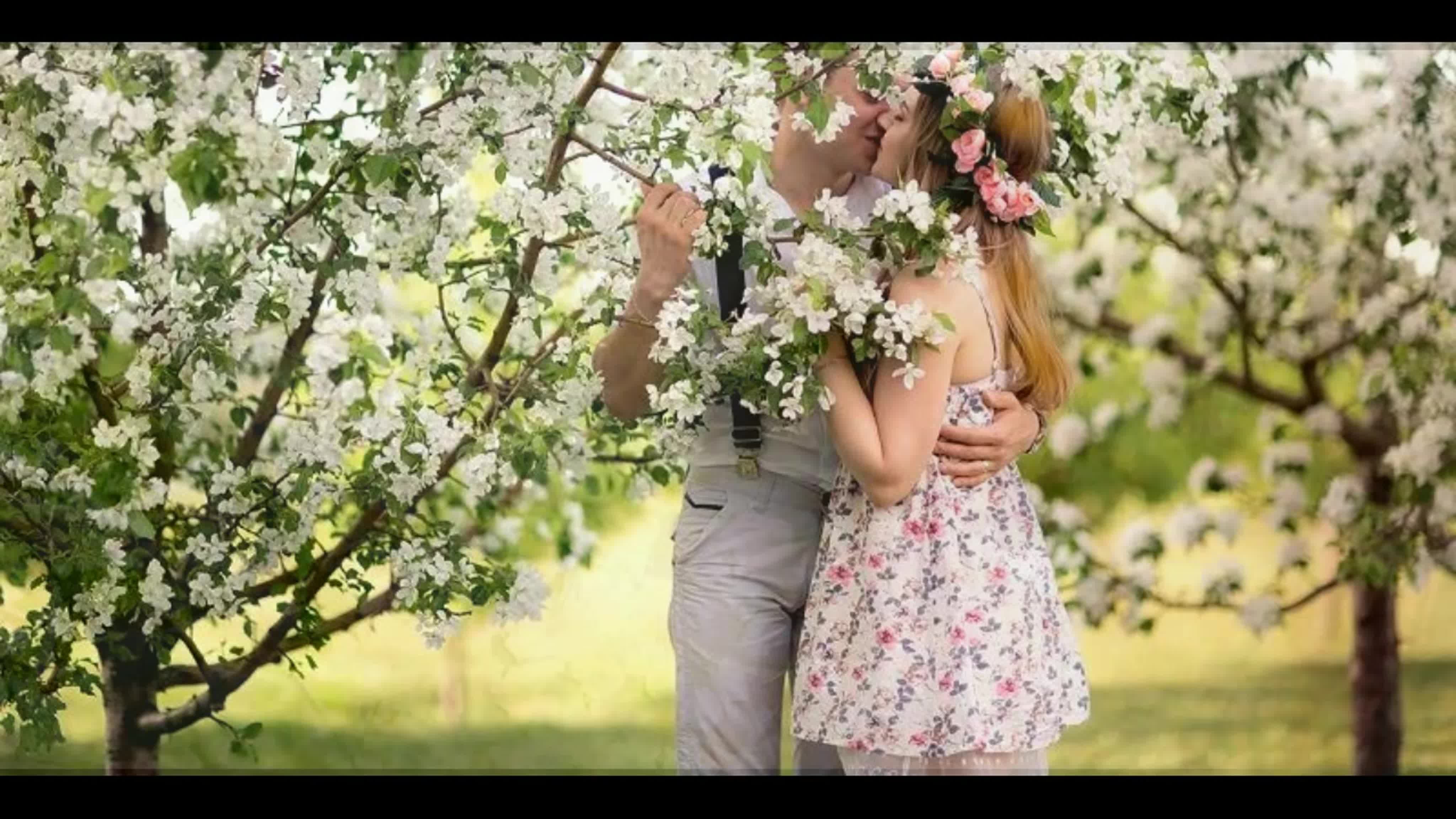 В цвету предложение. Любовь в цветущем саду. Пара в цветущем саду. Весна любовь. Парень и девушка в цветущем саду.