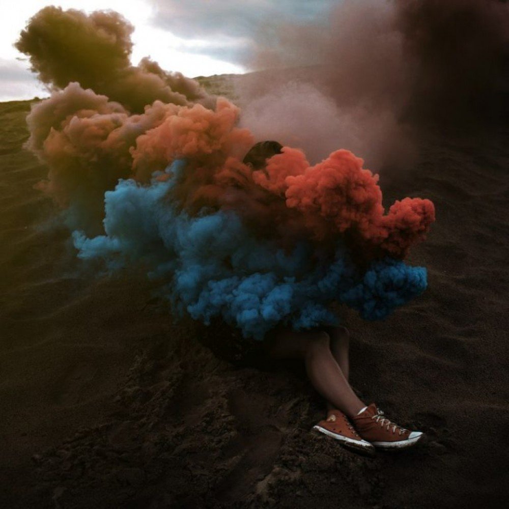 Дым совсем. Дымовая шашка цветная. Цветной дым для фотосессии. Разноцветный дым для фотосессии. Девушка в Цветном дыму.