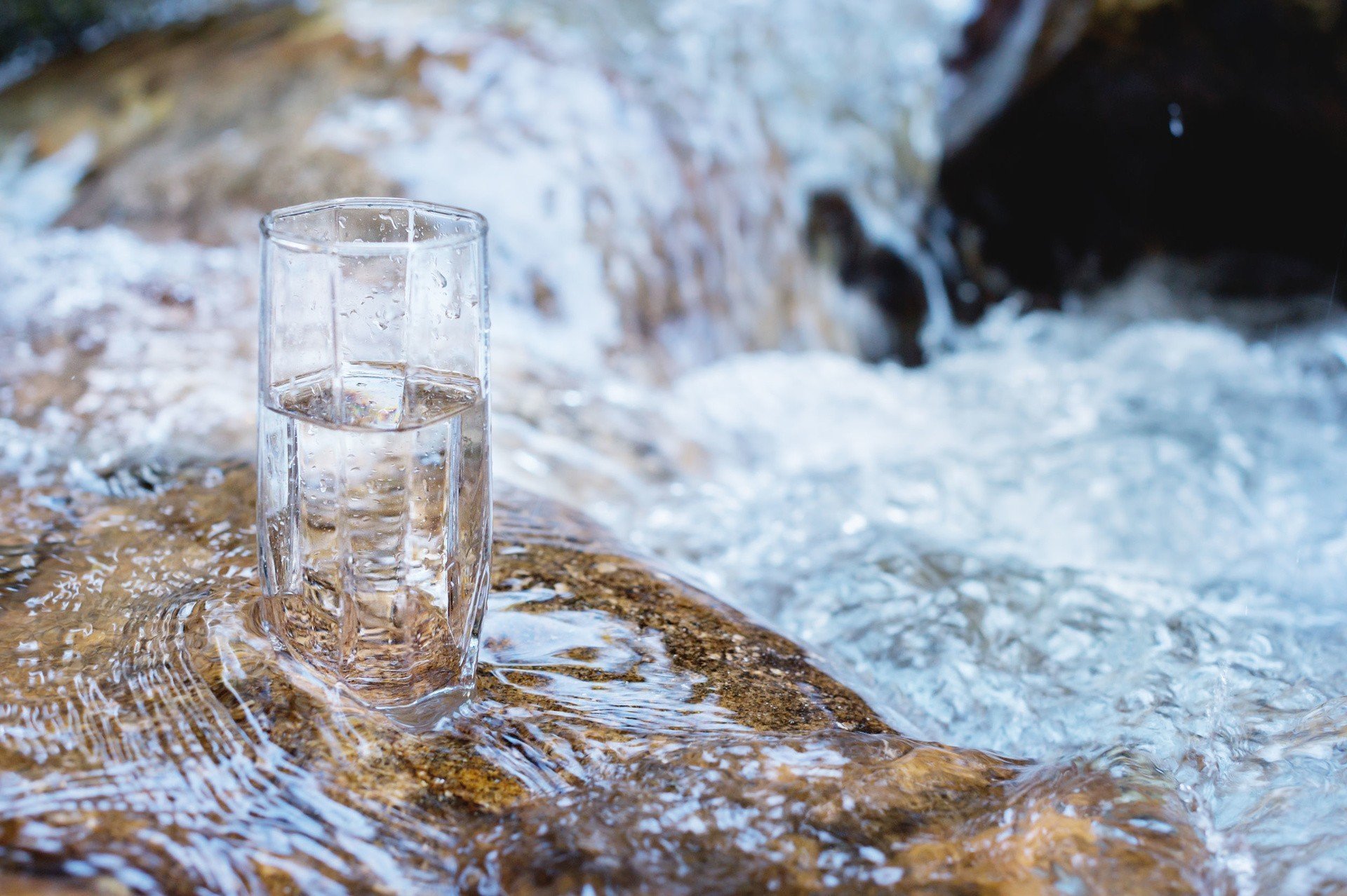 Слышишь воду. Родниковая вода. Питьевая вода и горы. Пить воду горы. Чистая Горная вода.