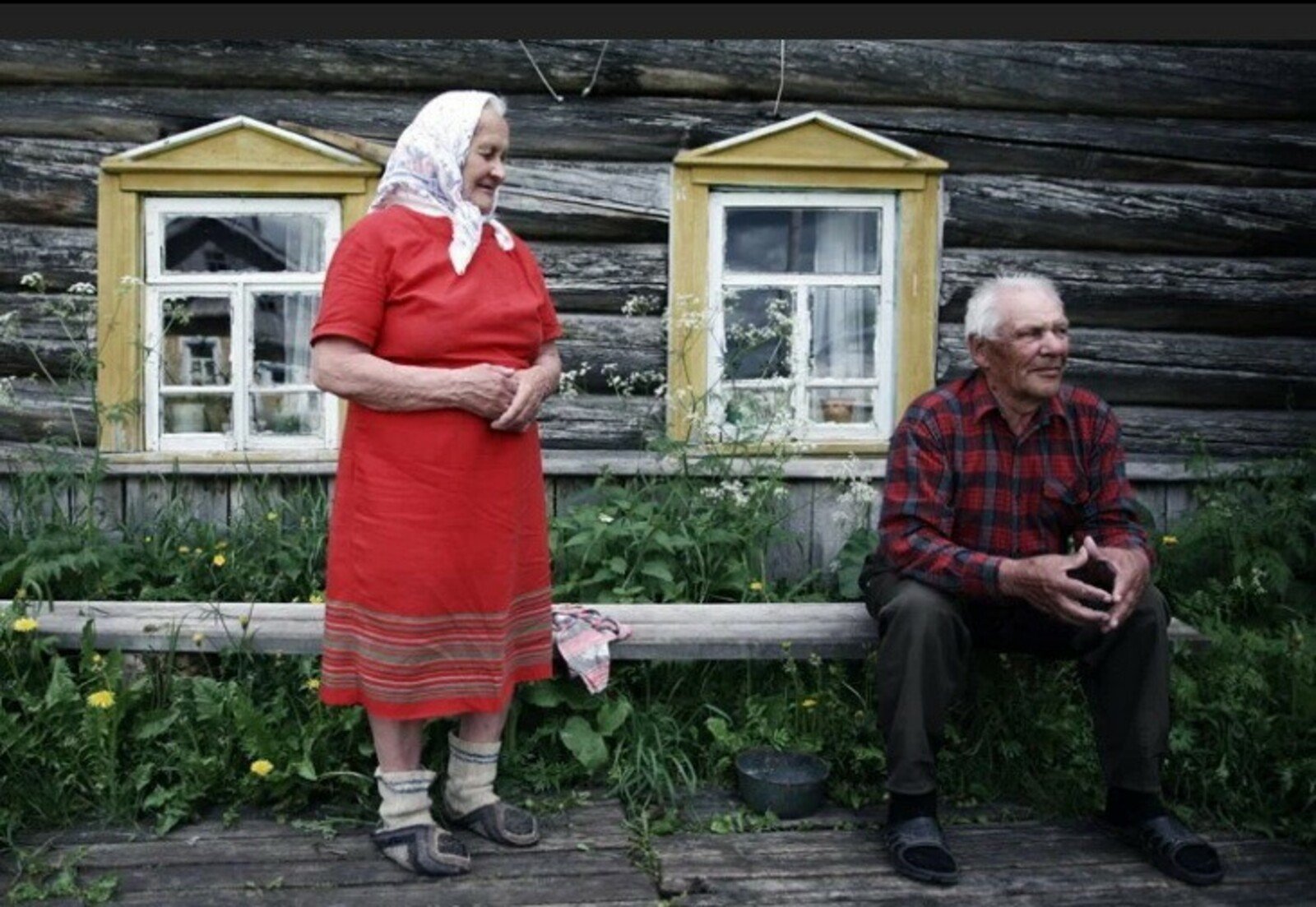 Мои бабушка и дедушка живут на окраине. Старики в деревне. Бабушка и дедушка в деревне. Пожилые люди в деревне. Бабушка и дедушка втдеревне.