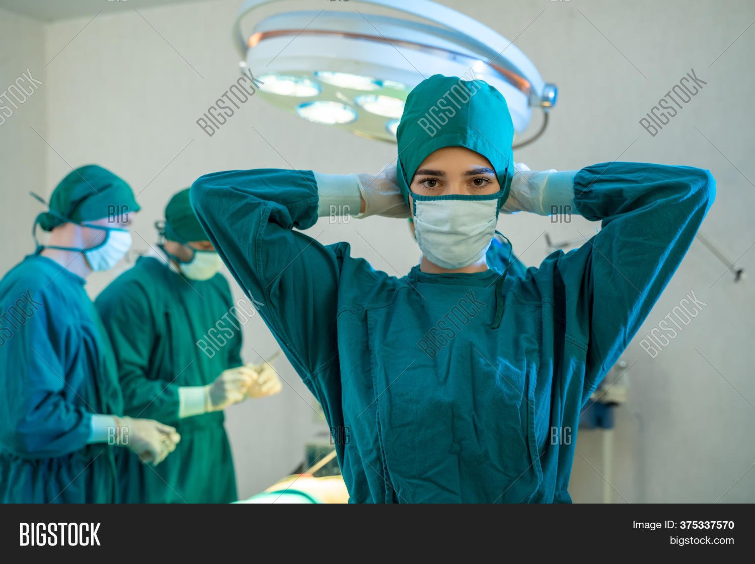 Работник после операции. Одежда хирургов в операционной. Медсестра в операционной. Врач в операционной девушка. Медицинская сестра в операционной.