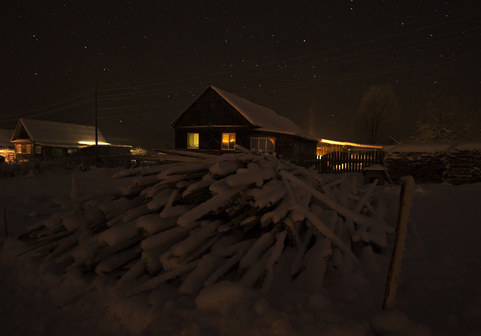 Стояла тихая морозная ночь. Деревня зимой ночью. Зима ночь деревня. Ночная зимняя деревня. Зимняя ночь в деревне.