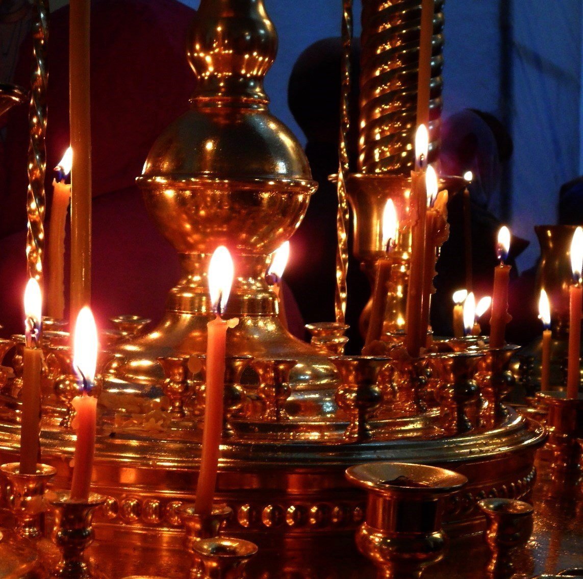 В церкви горят свечи. Свечи в храме. Горящие свечи в храме. Свечи в православном храме. Пасхальные свечи.
