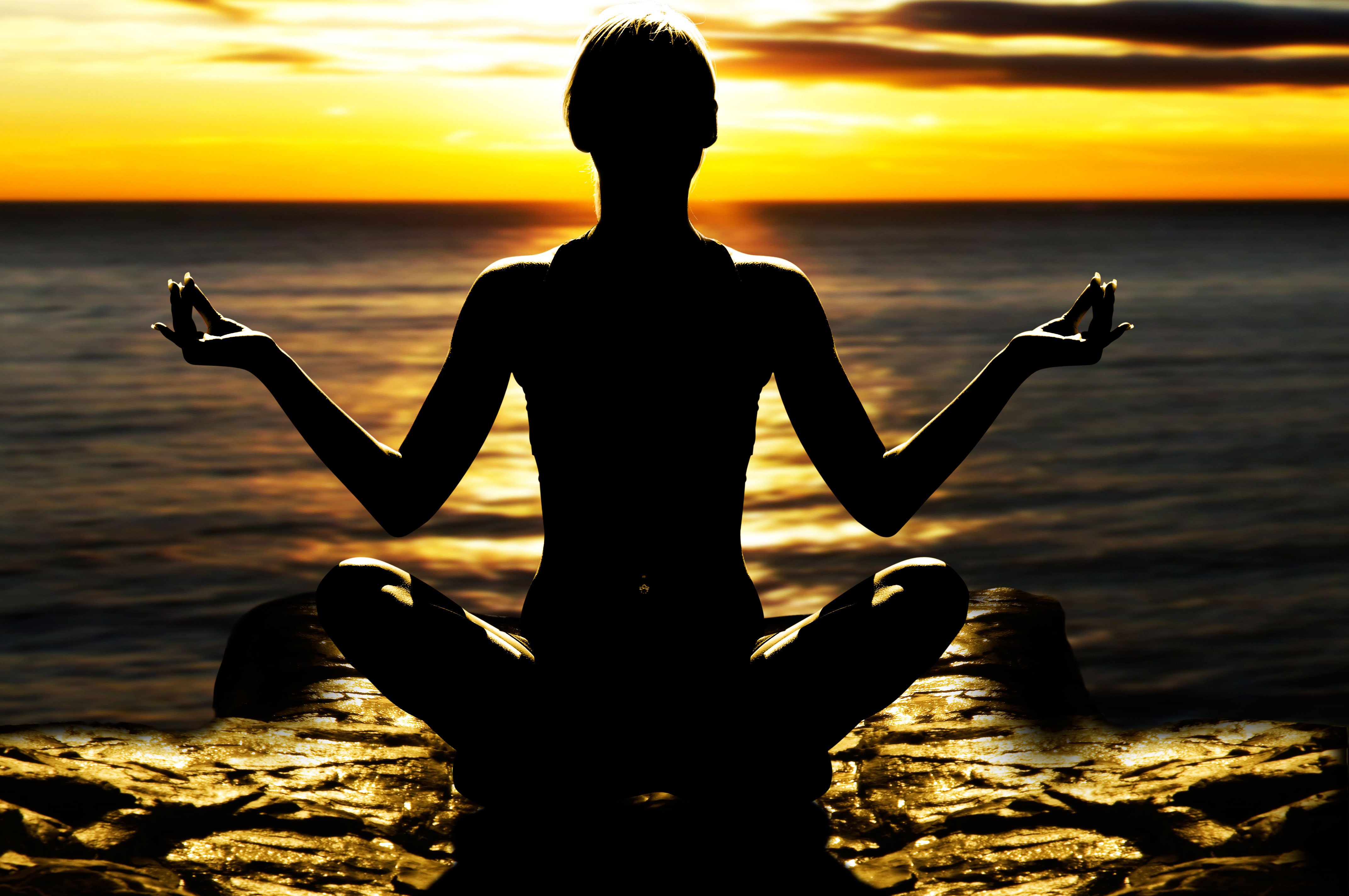 Йога на берегу. Медитация на берегу моря. Медитация на море. Девушка в позе лотоса на закате. Йога медитация.