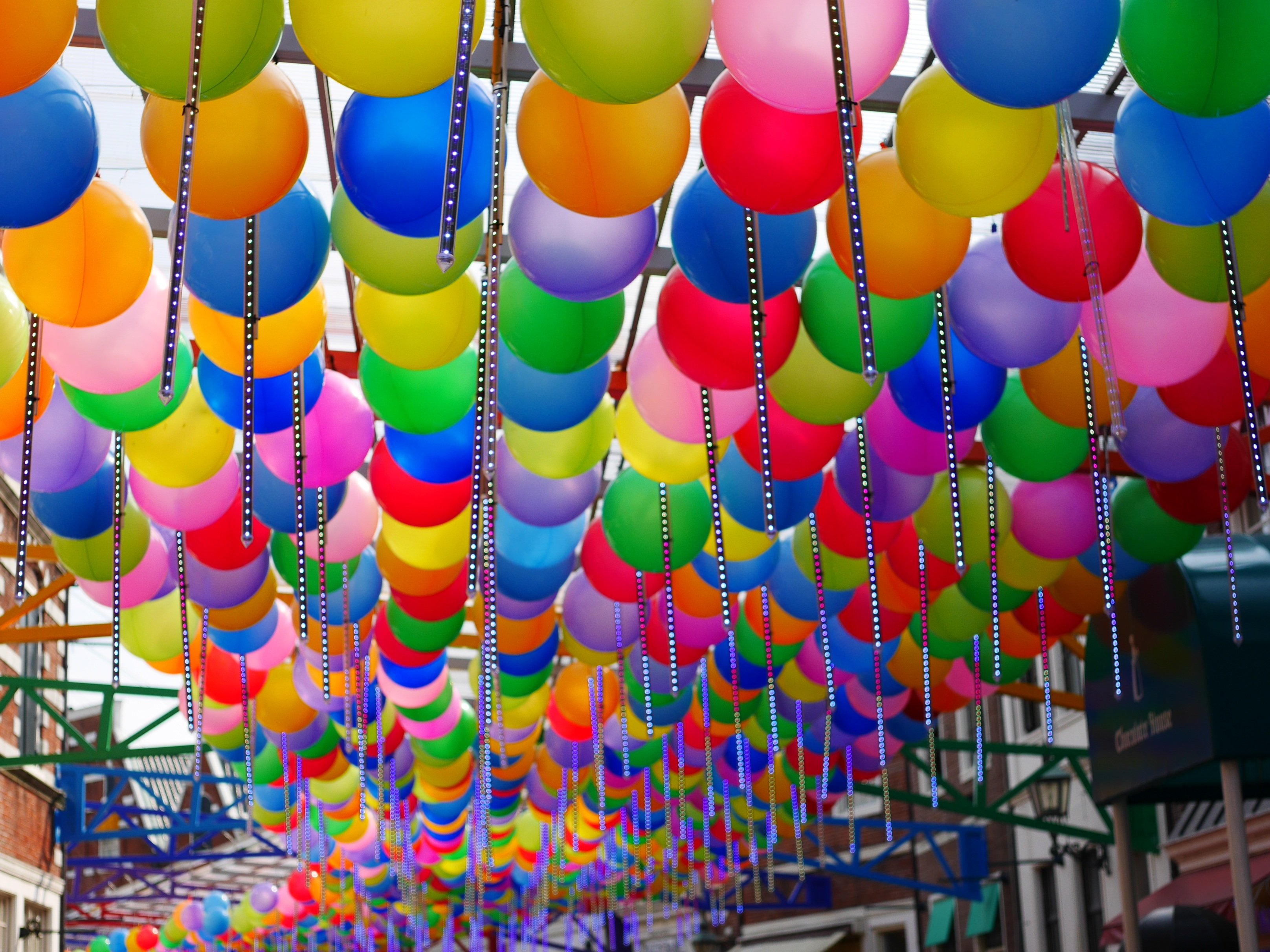Шари. Разноцветные шары. Яркие воздушные шары. Куча воздушных шаров. Праздничные разноцветные шары.