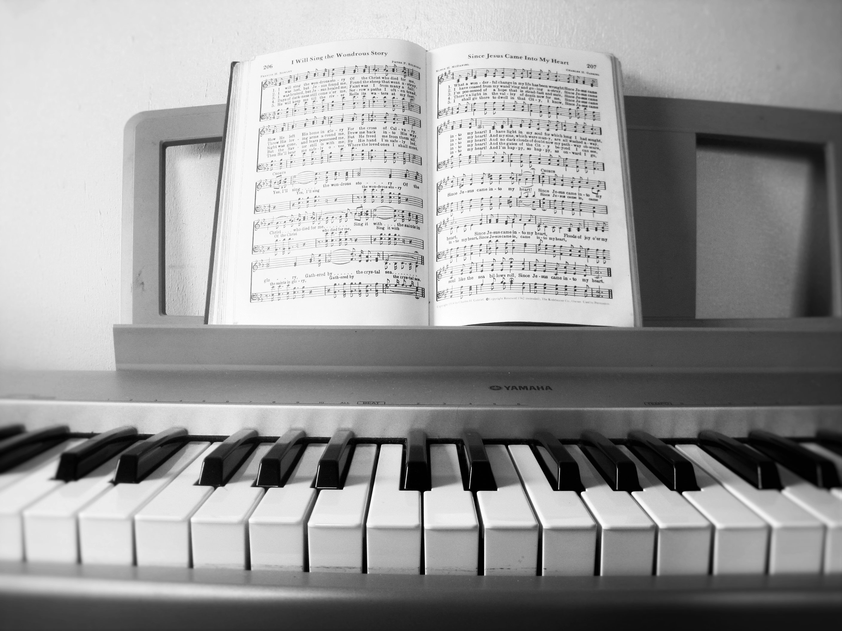 Снимаю с клавиши рояль. Клавиши пианино. Клавиатура рояля. Красивая клавиатура пианино. Фортепиано.