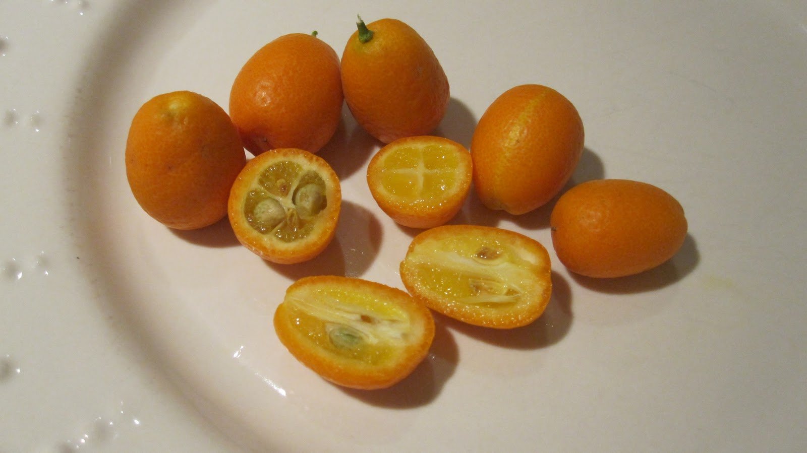 Оранжевый фрукт похожий