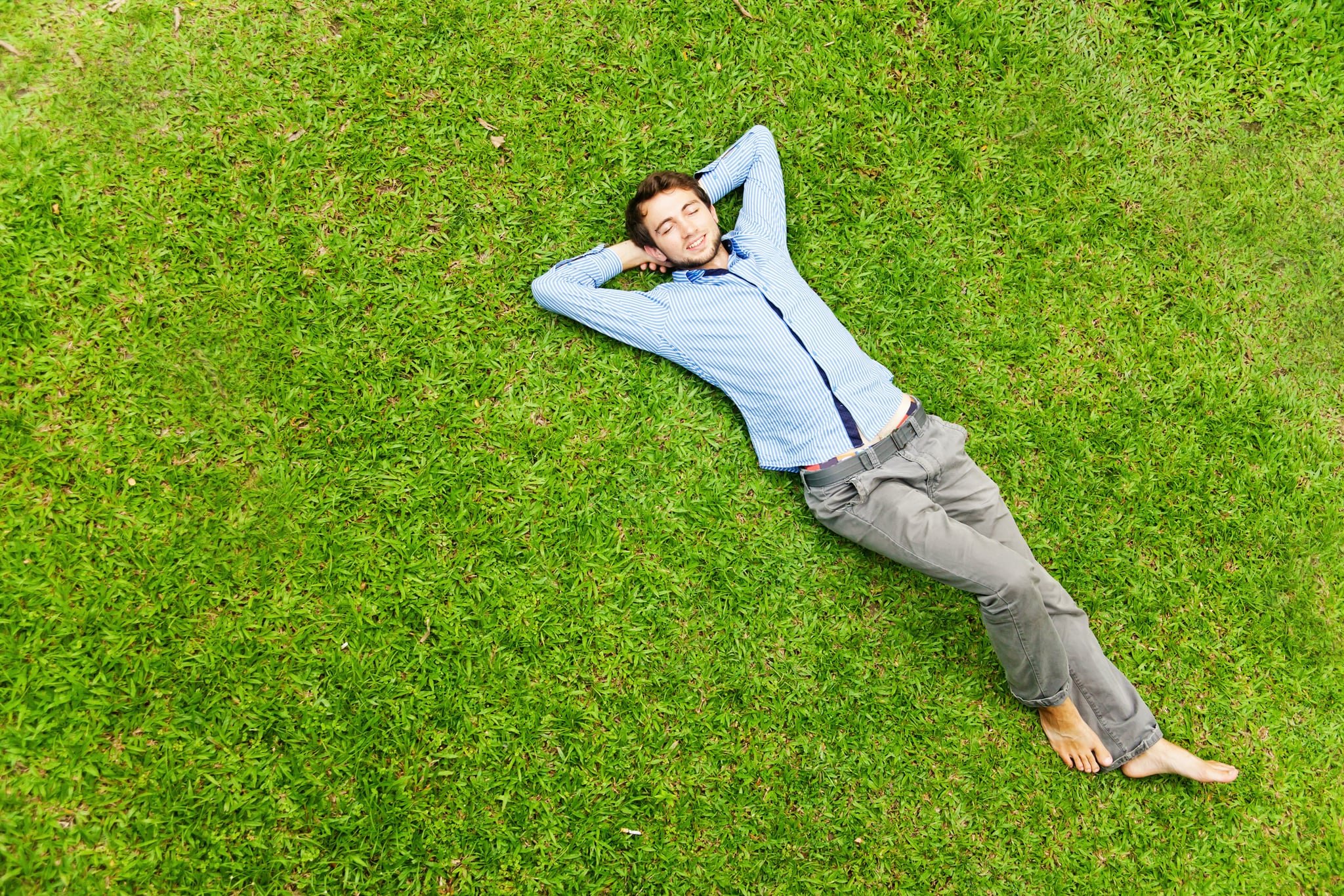 Расслабленный форум. Мужик лежит на траве. Мужчина лежит на траве.