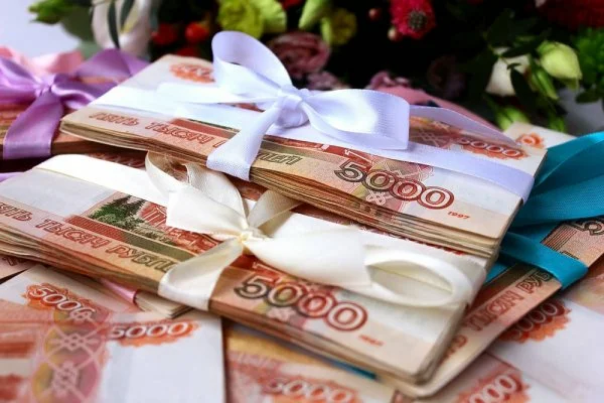 Подарок на 5 тысяч. Пачка денег. Миллион рублей подарок. Деньги рубли. Деньги на столе.
