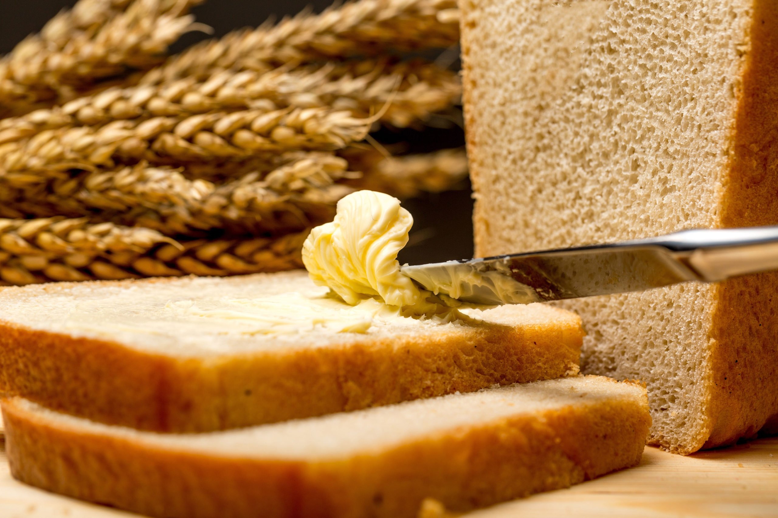 Хлеб с маслом можно есть. Хлеб с маслом. Хлеб с маргарином. Сливочное масло на хлебе. Бутерброд с маслом.