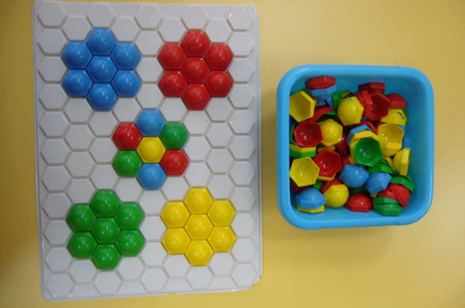 Настольные игры 2 младшая группа. Мозаика для малышей. Детский сад мозаика. Мозаика мелкая моторика. Игры по сенсорике для малышей.