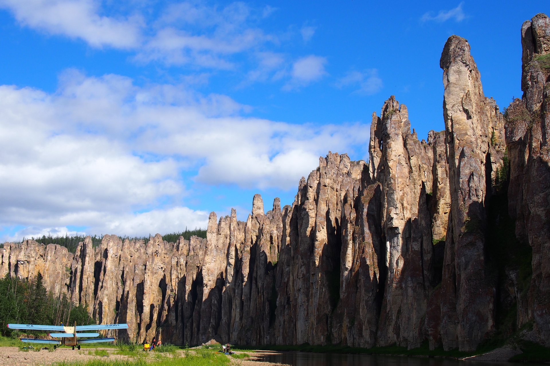 Национальный парк под названием ленские столбы геологическое. Природный парк Ленские столбы в Якутии. Риродный парк «Ленские столбы». Река Лена Ленские столбы. Каменный лес на реке Лена.
