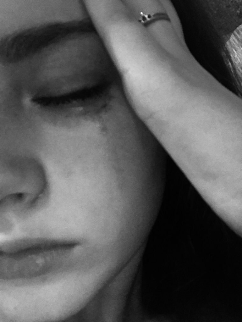 До слез очень грустный. Девочка в слезах. Девушка плачем. Слезы картинки. Плачущая девушка.