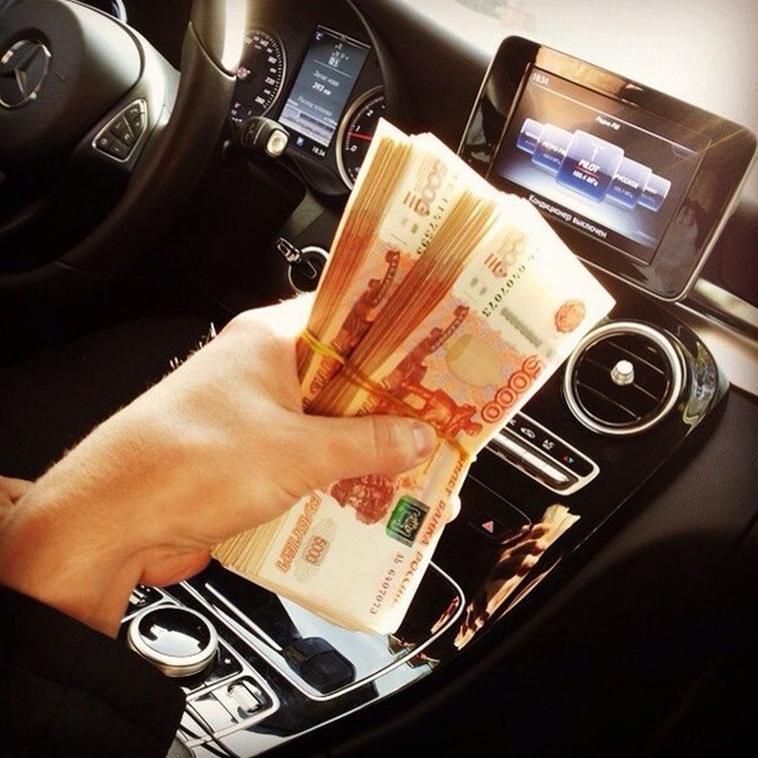 Bmw money. Деньги в руках в машине. Деньги машина богатство. Пачка денег в руках в авто. Деньги на сиденье автомобиля.