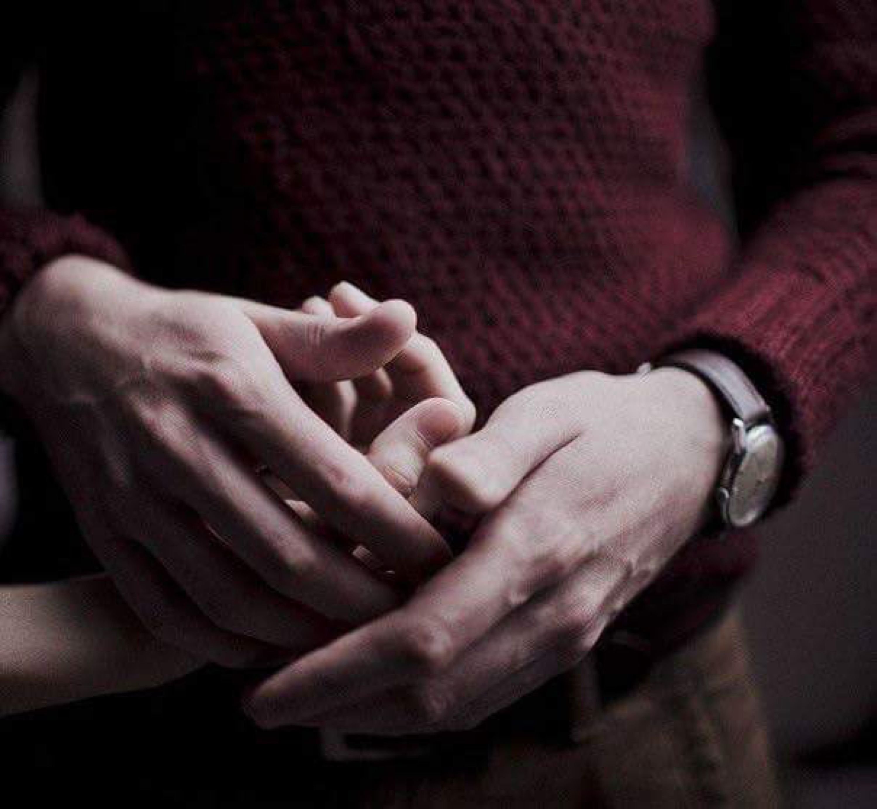Обнимает палец. Мужская рука. Руки влюбленных. Мужская и женская рука. Рука в руке.