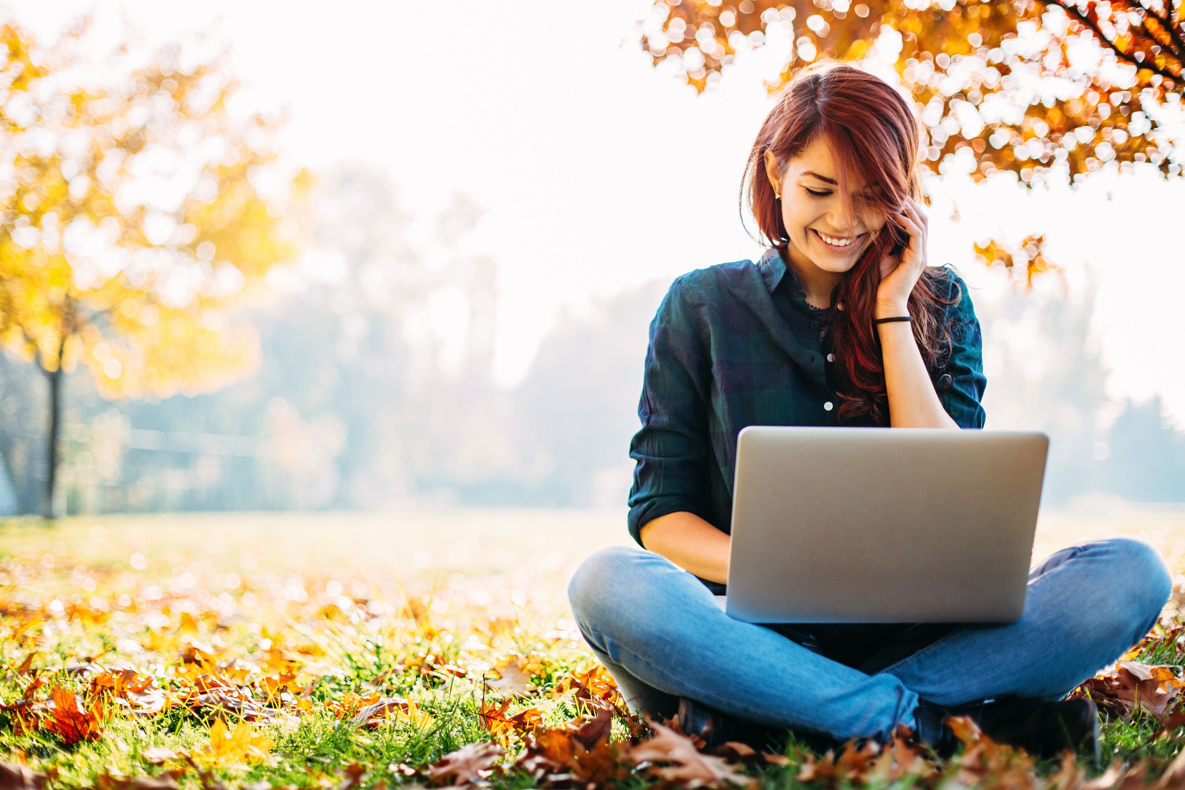 Воскресный интернет. Девушка с ноутбуком в парке. Девушка с ноутбуком на природе. Фотосессия с ноутбуком. Бизнес фотосессия на природе.