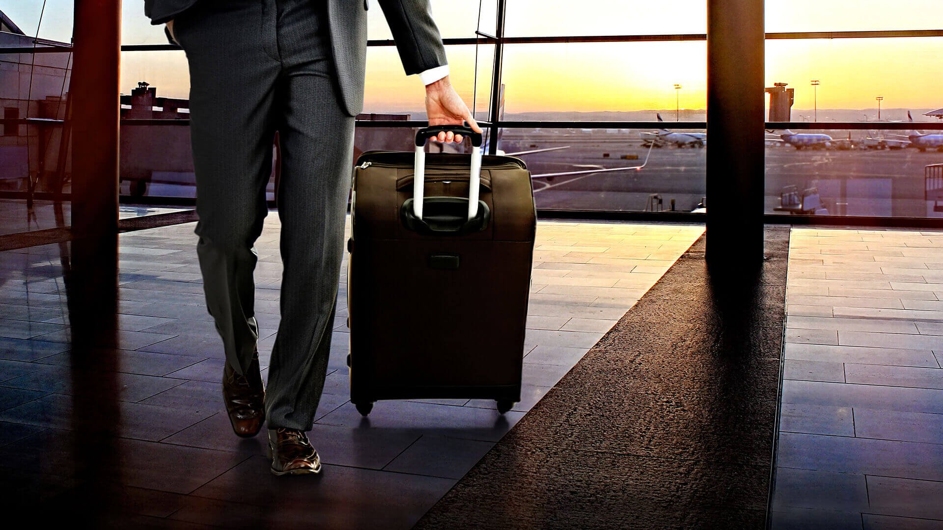 Завершение командировки. Человек с чемоданом. Бизнесмен с чемоданом. Мужчина с чемоданом. Мужчина с чемоданом в аэропорту.