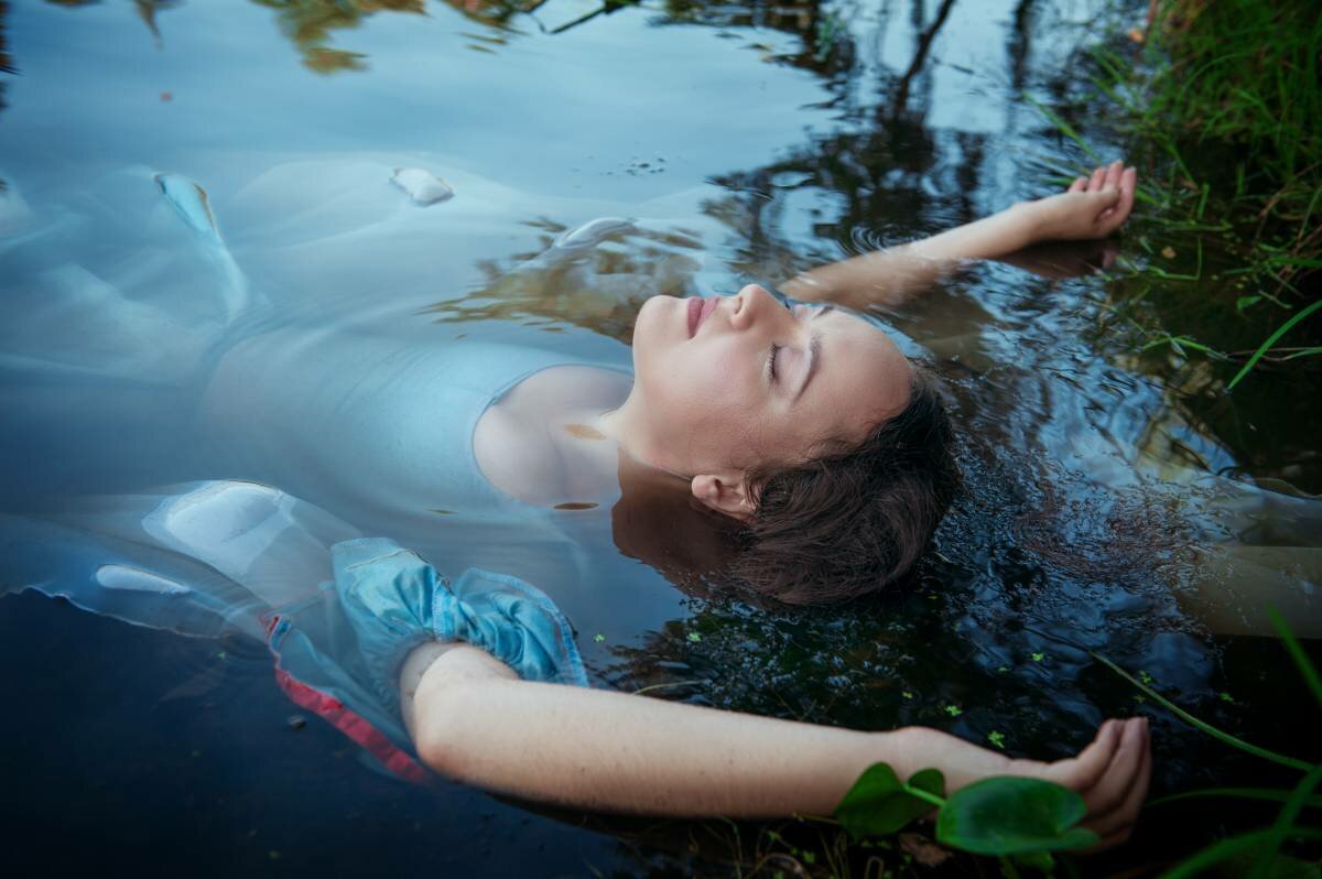 Энн утонувшие девушки. Девушка лежит в воде. Вода и человек. Девушка плавает.