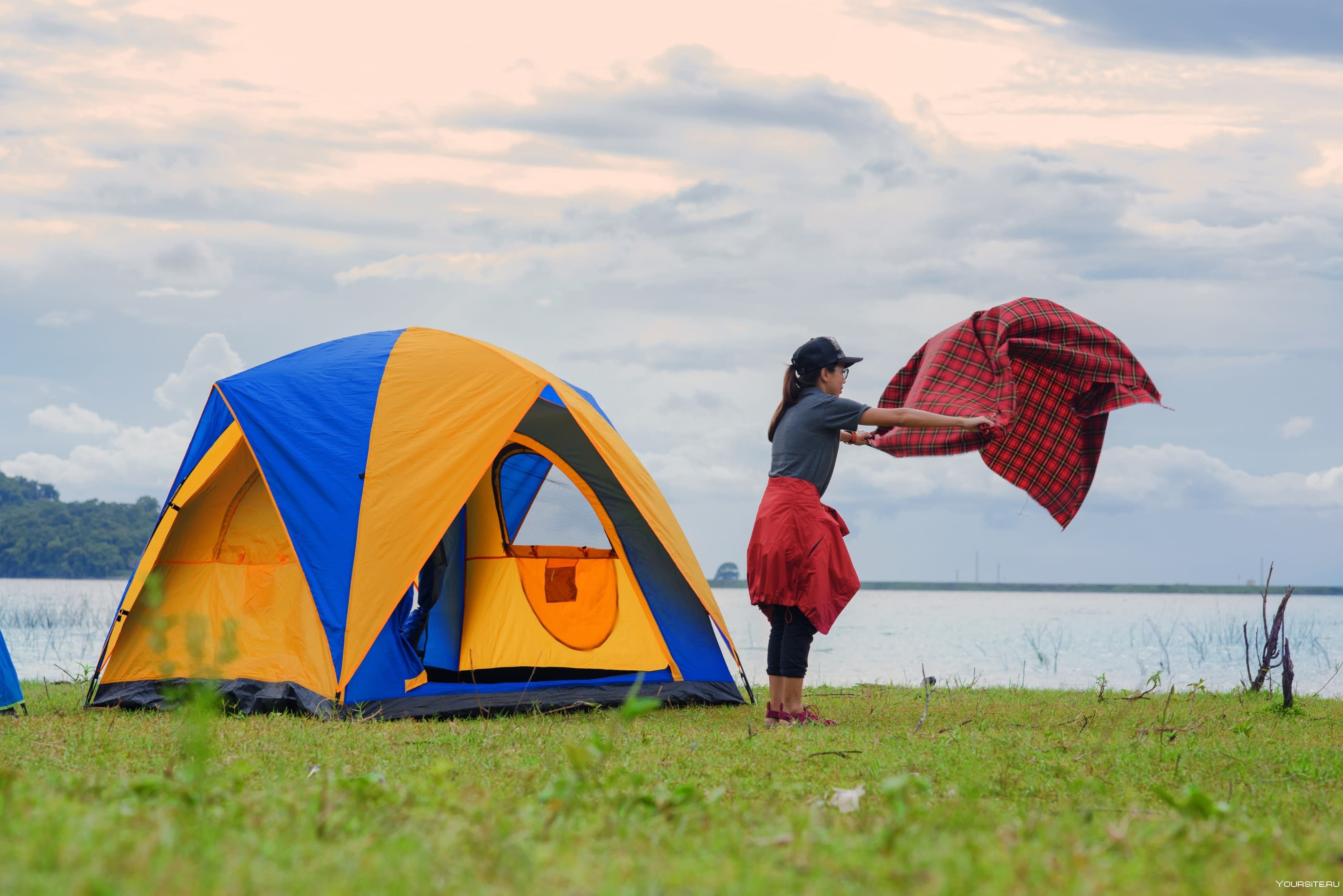 Кемпинг поход. Кемпинг. Семейный палаточный лагерь. Семейный кемпинг. Палатка Франция.