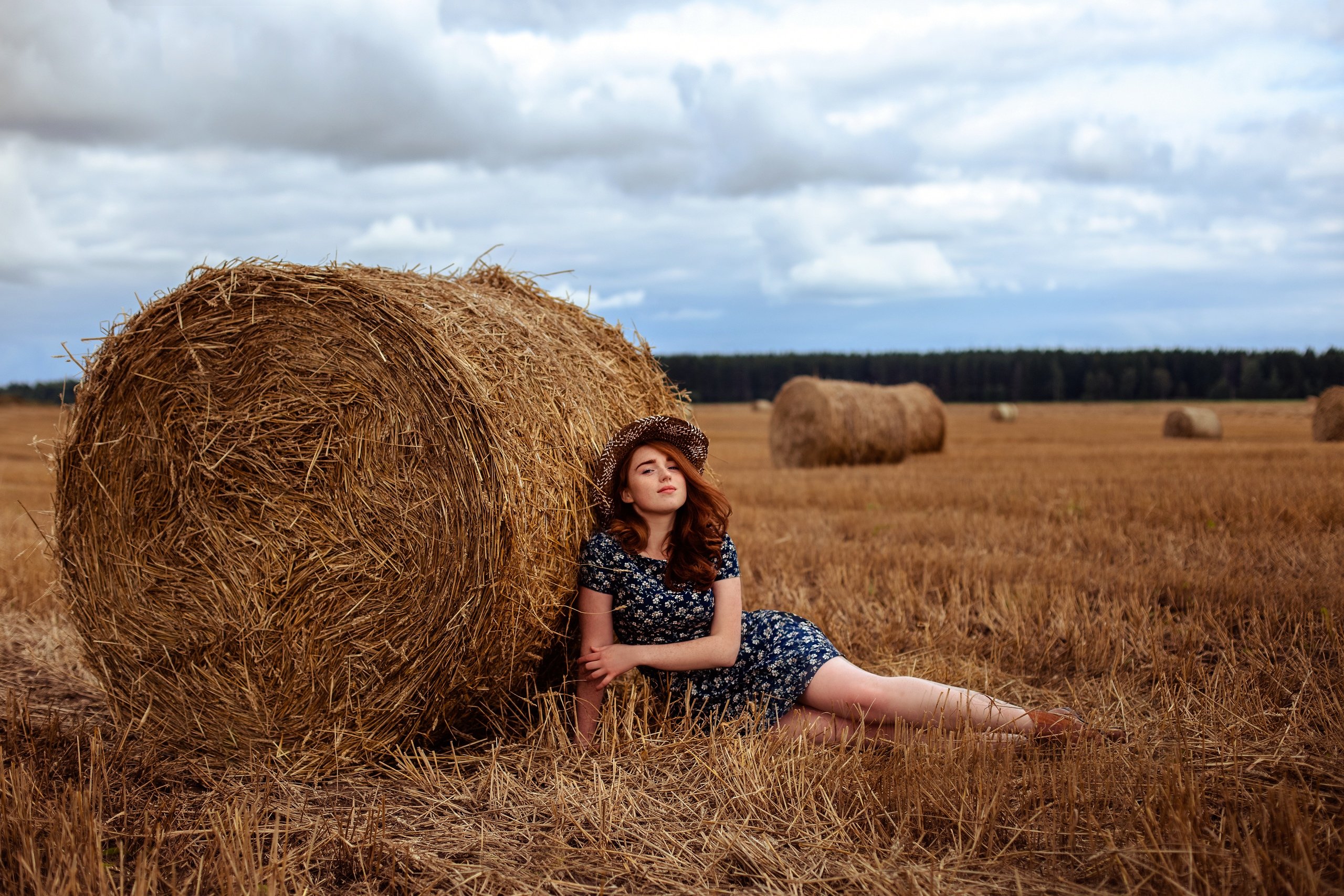 Пышные деревенские женщины. Скирда сноп. Фотосессия в поле. Поле со стогами сена. Фотосессия с сеном.