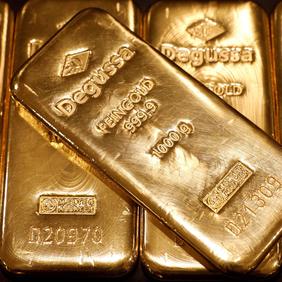 Где купить золотой слиток. Слиток золота 13300. Золотой слиток 1 кг. Слиток золота 16 кг. Килограммовый слиток золота.
