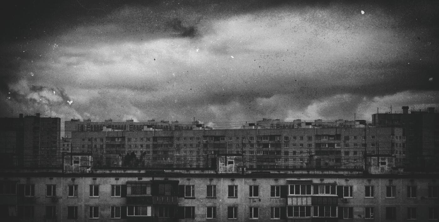Ночи теплы и непроглядны в черной. Серый город России. Серые пятиэтажки. Мрачные города России. Депрессивный город.