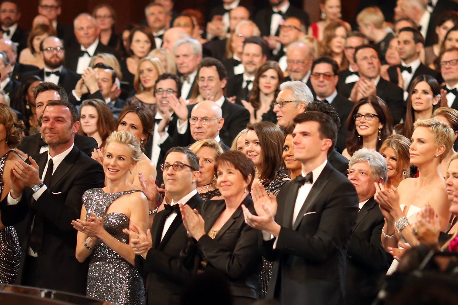 Возглас зрителя 3. Оскар овации. Публика в театре. Зрители в зале. Люди аплодируют в театре.