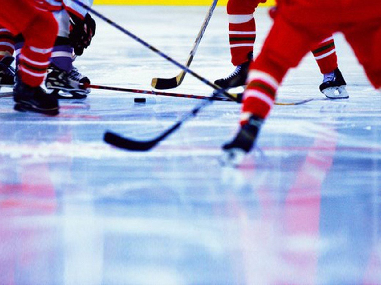 Игры хоккей клюшкой. Хоккей. Лед хоккей. Шайба для хоккея. Хоккей клюшка на льду.