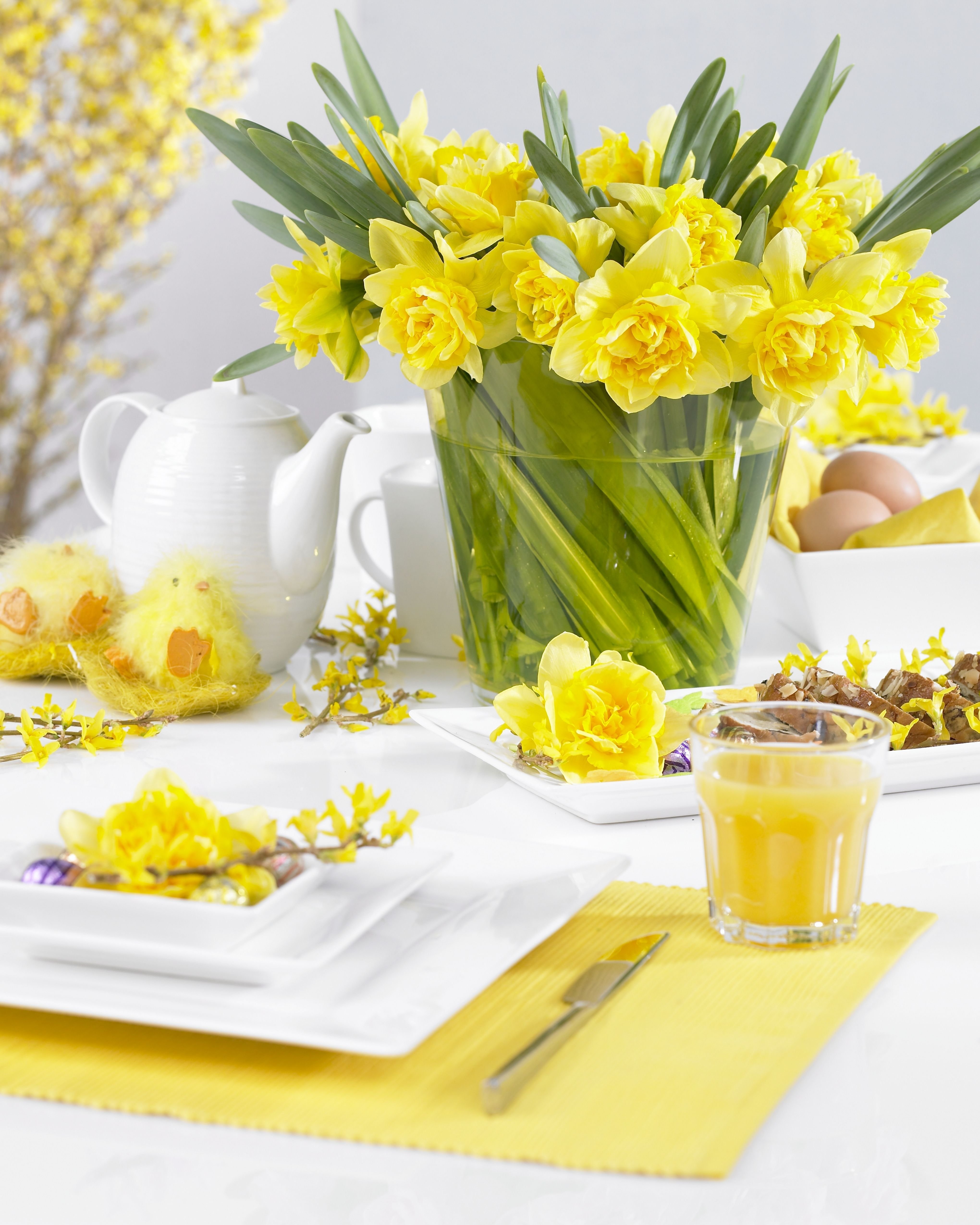 Доброе утро с нарциссами картинки. Тюльпаны и нарциссы. Весенний завтрак с нарциссами. Сервировка нарциссы. Желтые весенние цветы.