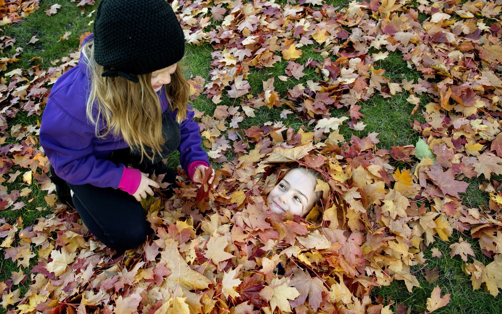 Осенняя фотосессия в саду. Осенние картинки на аву. Девушка с листом. Осень игра в опавших листьях. Голод осень