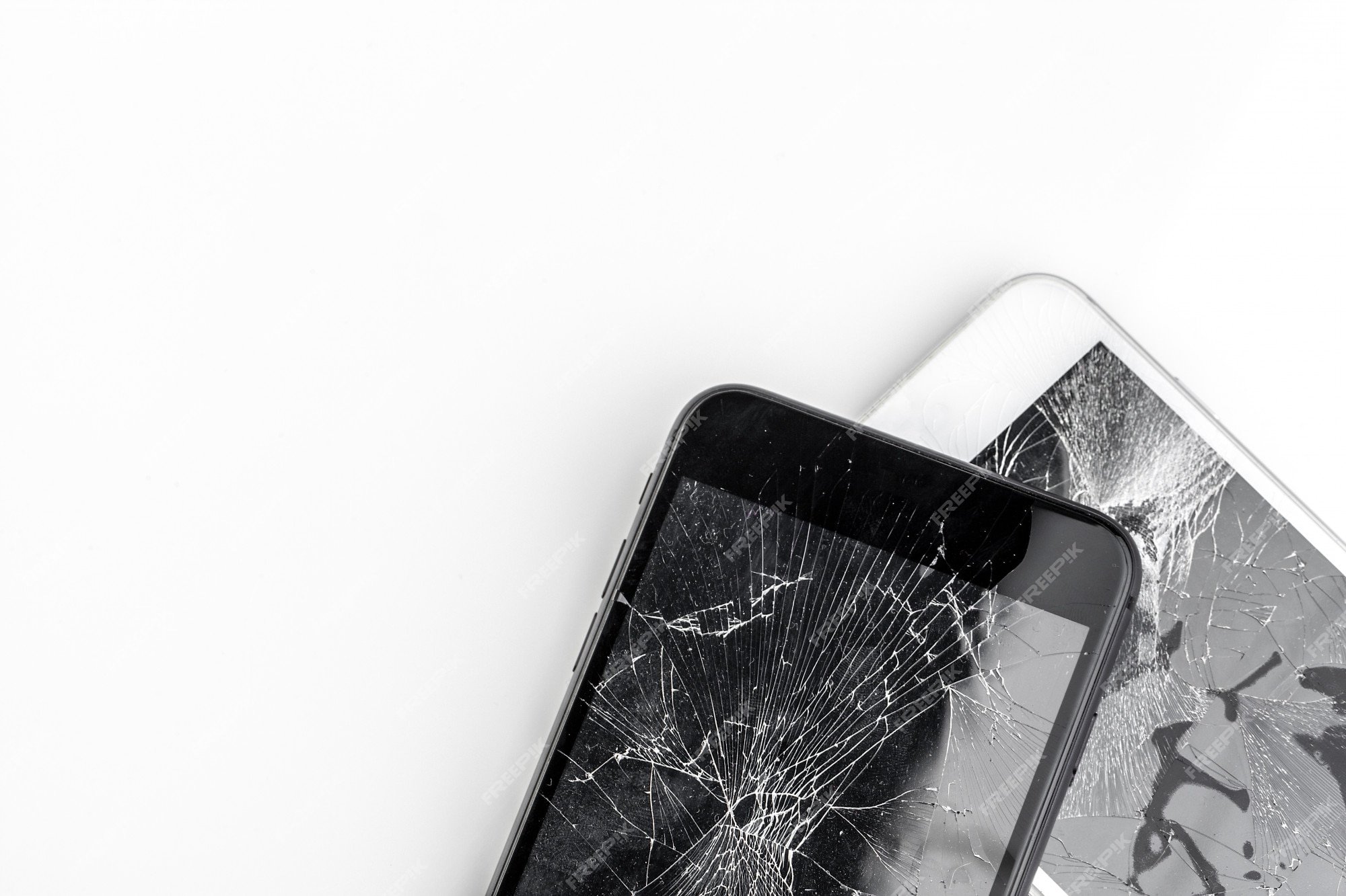 Фото экран разбить телефон. Смартфон с разбитым экраном. Смартфон с разбитым стеклом. Сломанный смартфон. Сломанный дисплей.