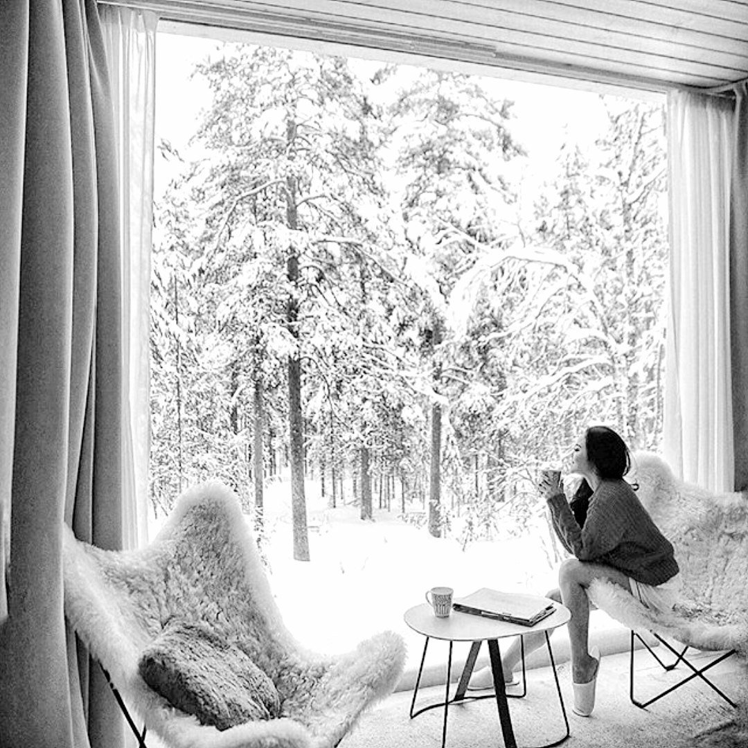 Тепло снежок. Зимнее окно. Снег за окном. Окно с зимним пейзажем. Окно зимой.