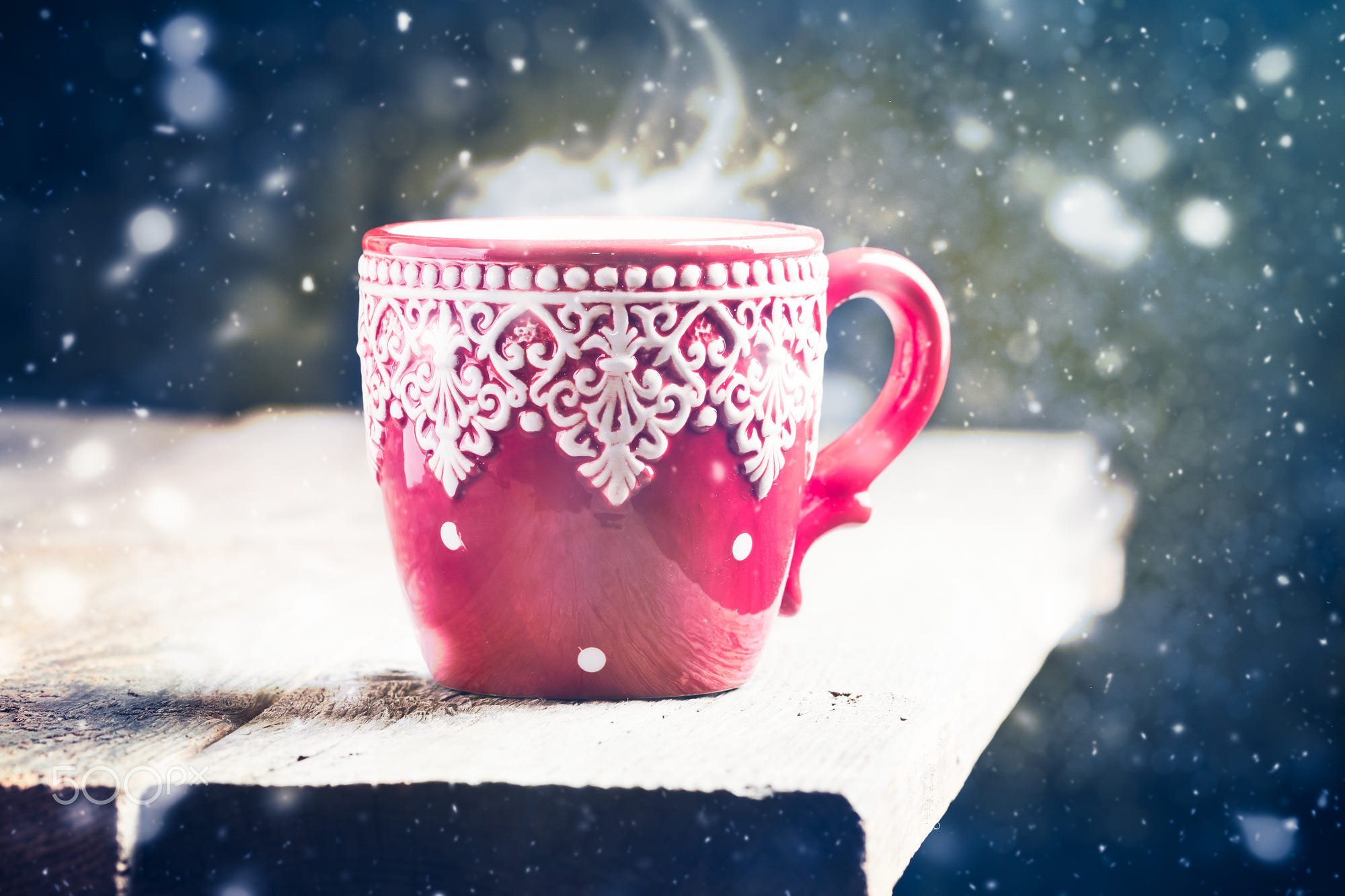 Снежок утром. Снежное утро. Зимняя чашка. Чашка на фоне зимы. Чашка в снегу.