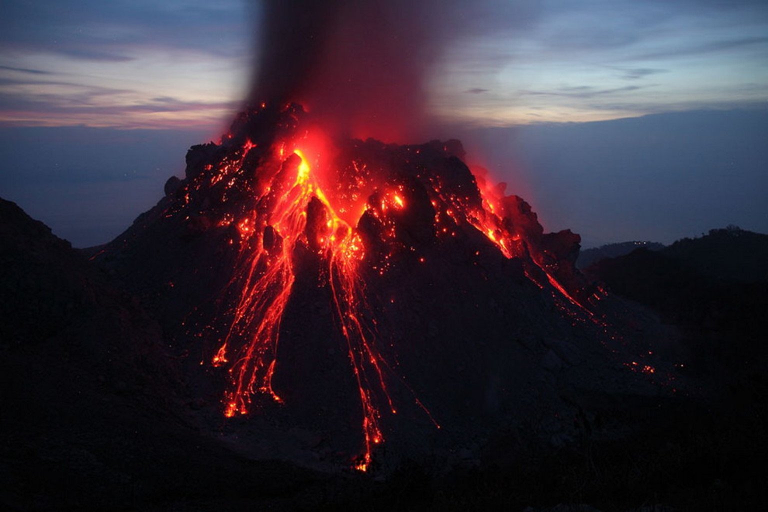 Тревога вулкан. Вулкан Таупо. Извержение вулкана. Вулкан Таупо извержение. Вулкан Невадо-дель-Руис.