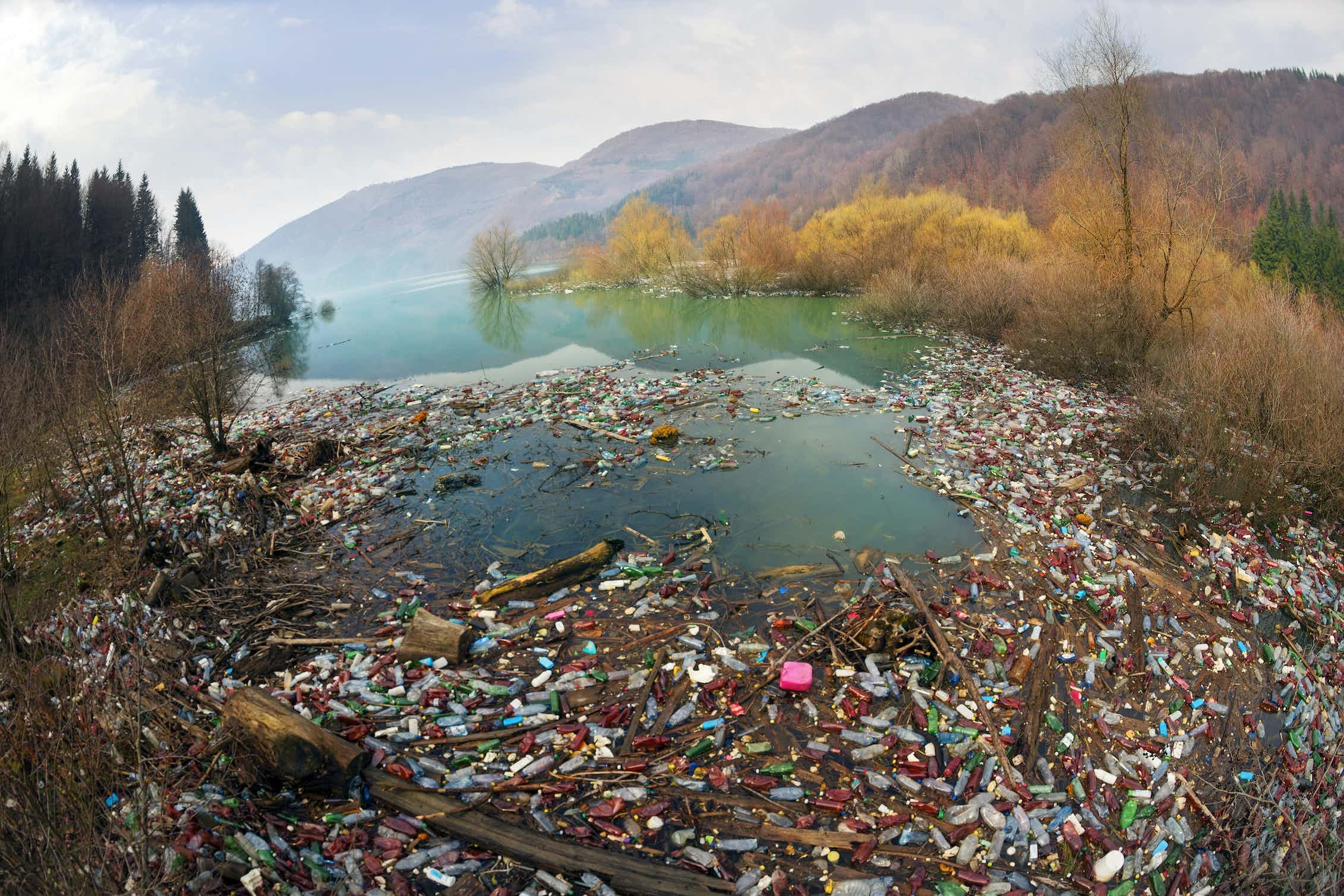 Загрязнение природных зон. Мусорный полигон в Закарпатье. Загрязненная река Лена. Загрязнение природы. Грязная природа.