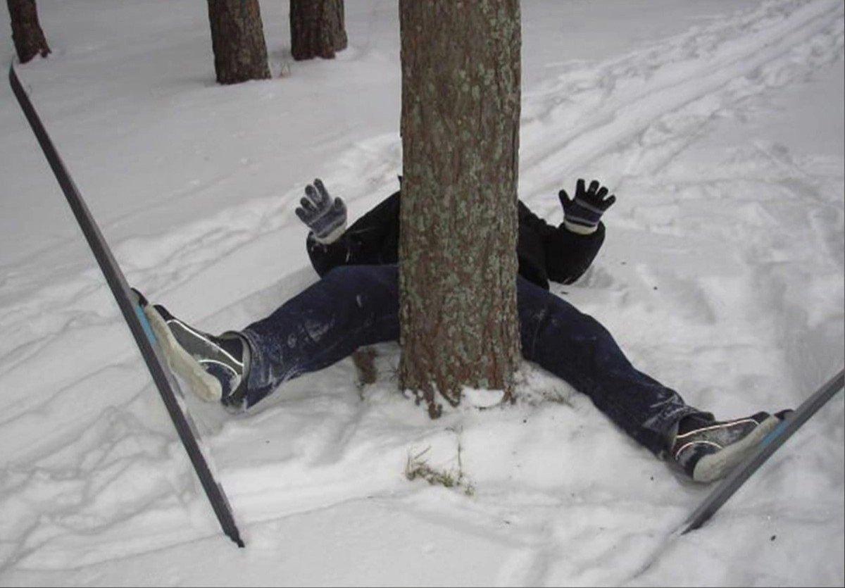На этом снегу потерять лыжу значило тоже. Смешной лыжник. Лыжи прикол. Упала в сугроб на лыжах. Лыжник прикол.