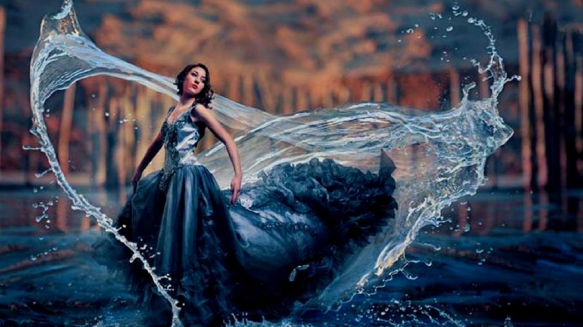 Стихия королевы. Платье из воды. Фея воды. Фотосессия в воде в платье. Девушка в платье в воде.