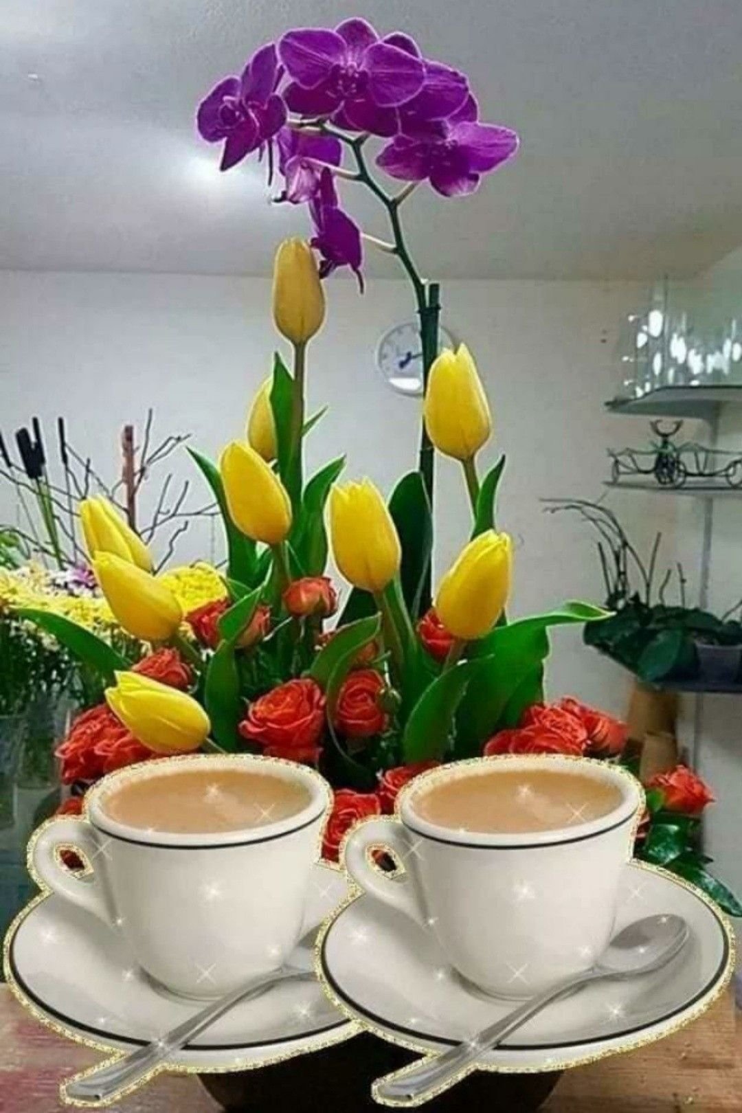 Доброе утро с кофе весенние с пожеланиями. Утро цветы. Весенние цветы и кофе. Завтрак с цветами. Кофе с цветами.
