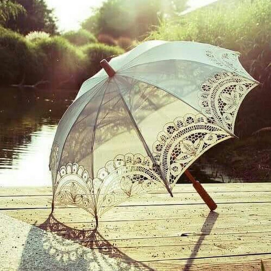Зонтики красивые картинки. Фрукты и зонтик от солнца. Зонтик для инстаграма мужчины. Летние картинки зонтики с книгами. Зонтик семьи