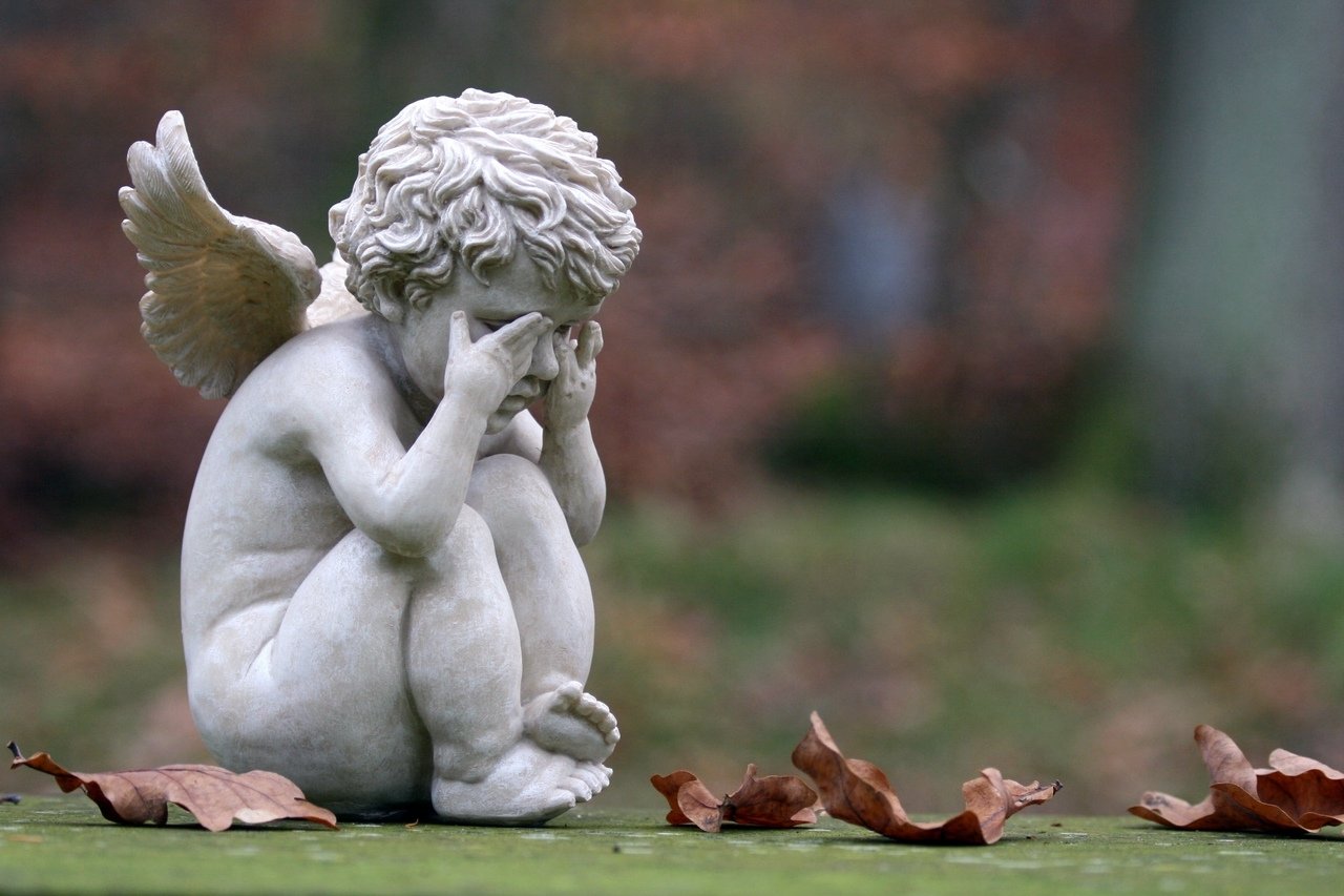 Обидеть ангела. Плачущий Ангелочек. Скульптура ангелочка. Плачущий ангел ребенок. Печальный ангел.
