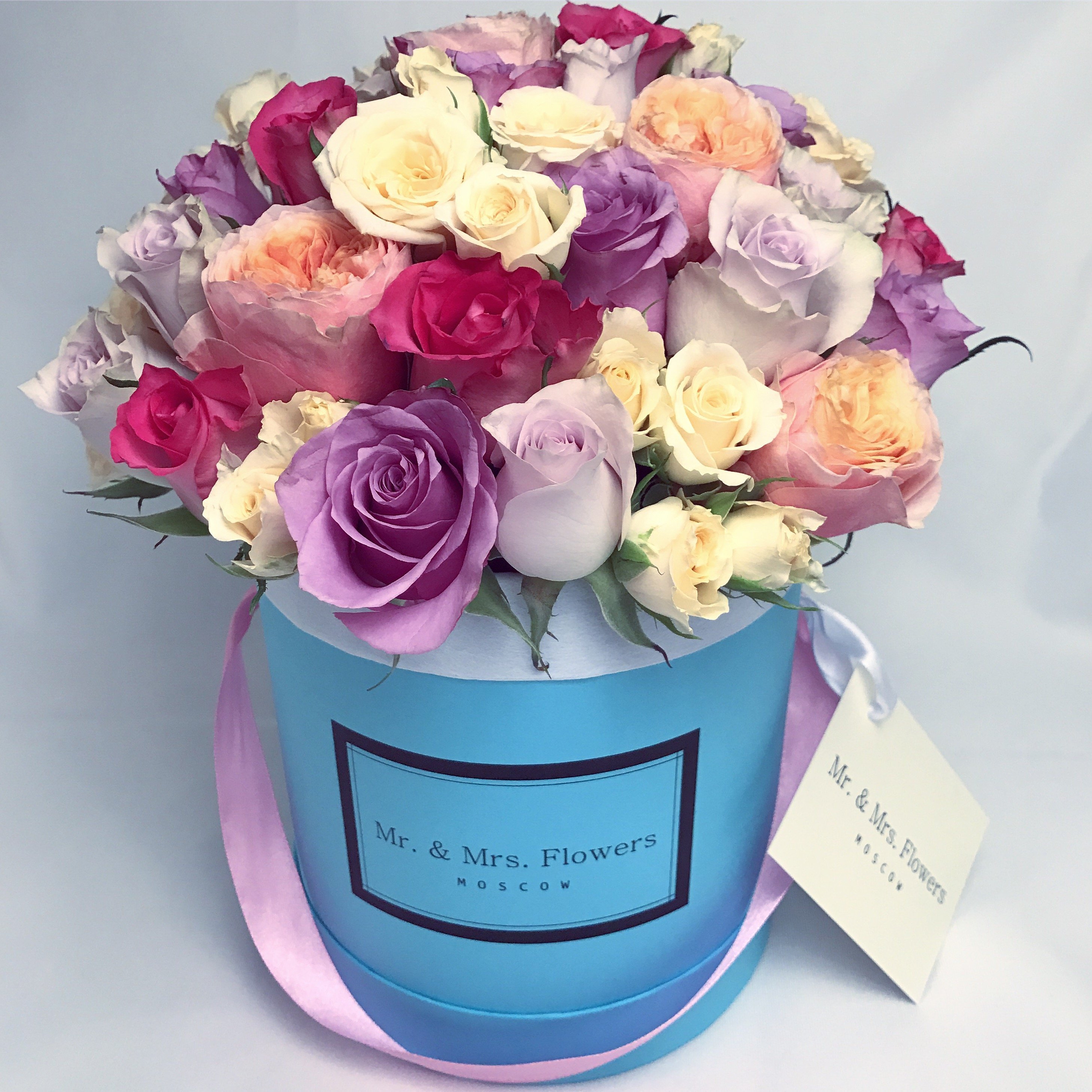 С днем рождения женщине цветы в коробке. Цветы в коробке. Красивый букет в коробке. Букет в круглой коробке. Модный букет в коробке.