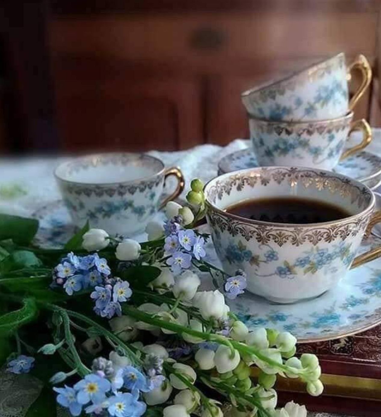 Доброе весеннее утро ретро. Доброе утро с чаем. Утро чай цветы. Чаепитие и цветы. Доброе утро чашка чая.