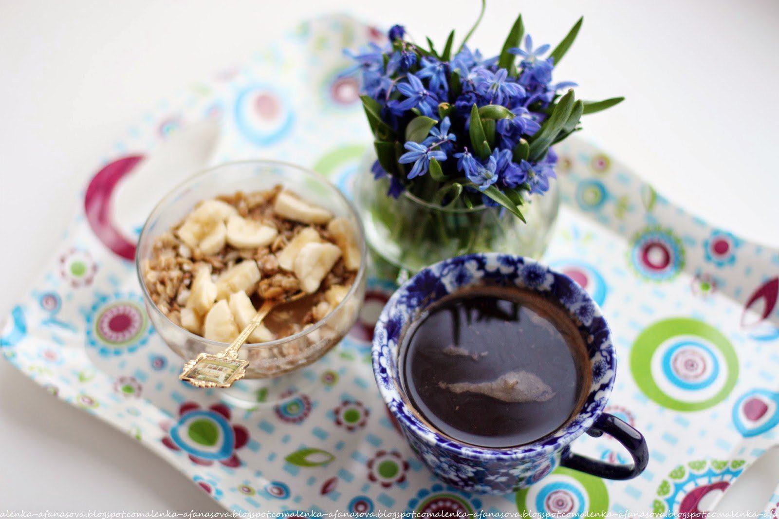 Весенняя чашка чая. Весенний завтрак. Кофе и цветы. Весеннее чаепитие.