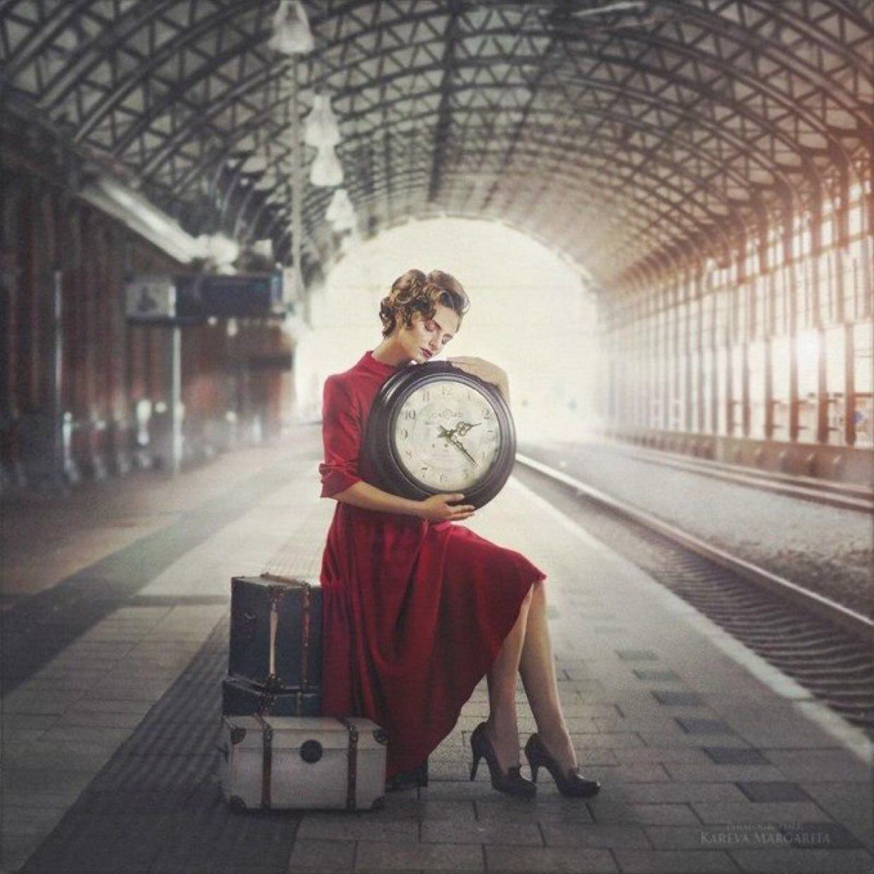 Необычные прощания. Фотосессия в стиле ретро. Девушка с чемоданом. Девушка на вокзале. Фотосессия с чемоданом.